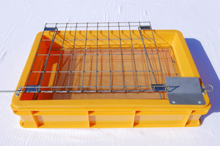 wanienka-do-odsklepiania-ramek-pszczelich-plastikowa-z-sitem-nierdzewnym-1