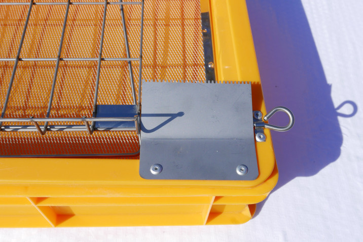 wanienka-do-odsklepiania-ramek-pszczelich-plastikowa-z-sitem-nierdzewnym-7