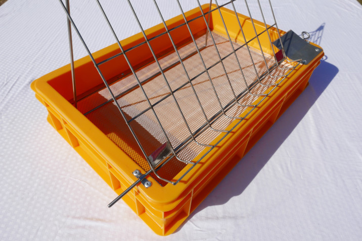 wanienka-do-odsklepiania-ramek-pszczelich-plastikowa-z-sitem-nierdzewnym-5