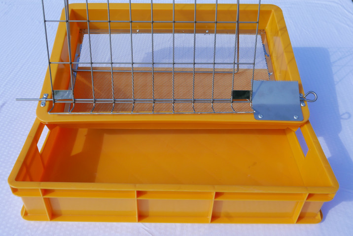 wanienka-do-odsklepiania-ramek-pszczelich-plastikowa-z-sitem-nierdzewnym-2