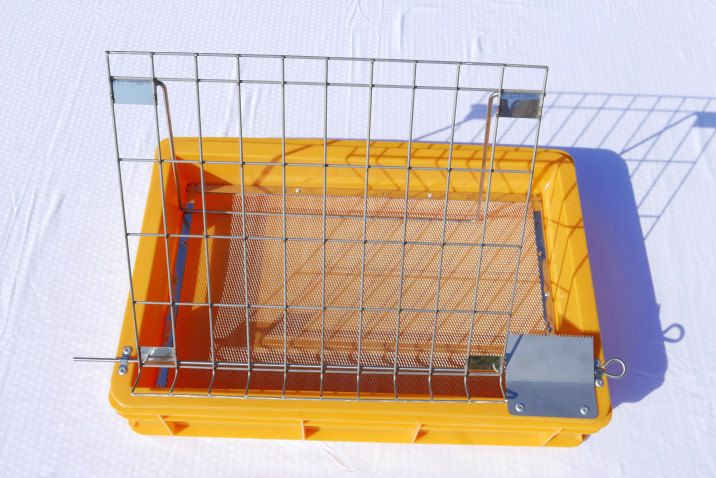 wanienka-do-odsklepiania-ramek-pszczelich-plastikowa-z-sitem-nierdzewnym-3